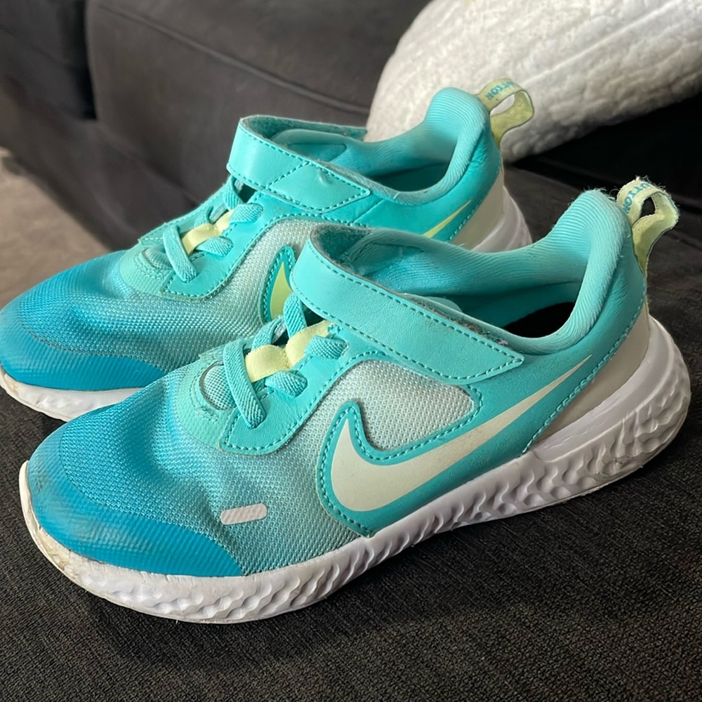 Girls Nikes EUC 13C